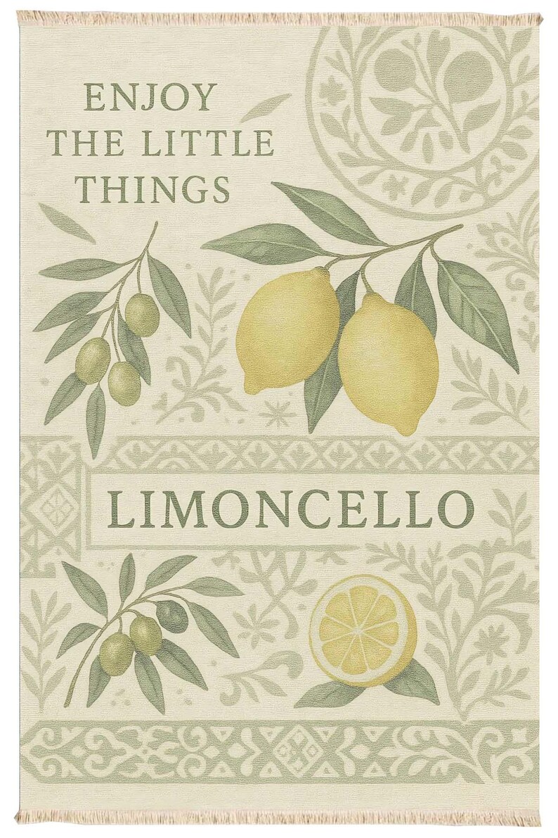 Pode incluir: Tapete retangular creme com um design bot&acirc;nico. Apresenta lim&otilde;es, azeitonas e os textos "ENJOY THE LITTLE THINGS" e "LIMONCELLO" em verde. As bordas t&ecirc;m franjas, com um estilo vintage.
