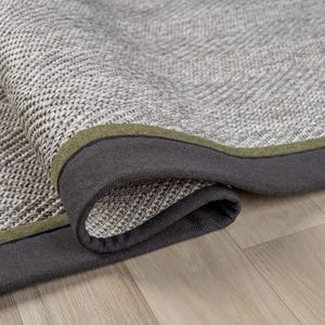 Handgefertigter Sisal Teppich mit Fischgrätenmuster mit anthrazitfarbener Borte und olivgrünem Rand