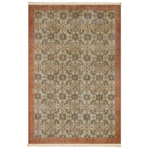 Può includere: Tappeto rettangolare beige con un intricato motivo floreale nei toni del marrone, verde e arancione. Presenta un bordo marrone-rossastro e frange alle estremità. Il design è simmetrico e dettagliato, perfetto per la casa.