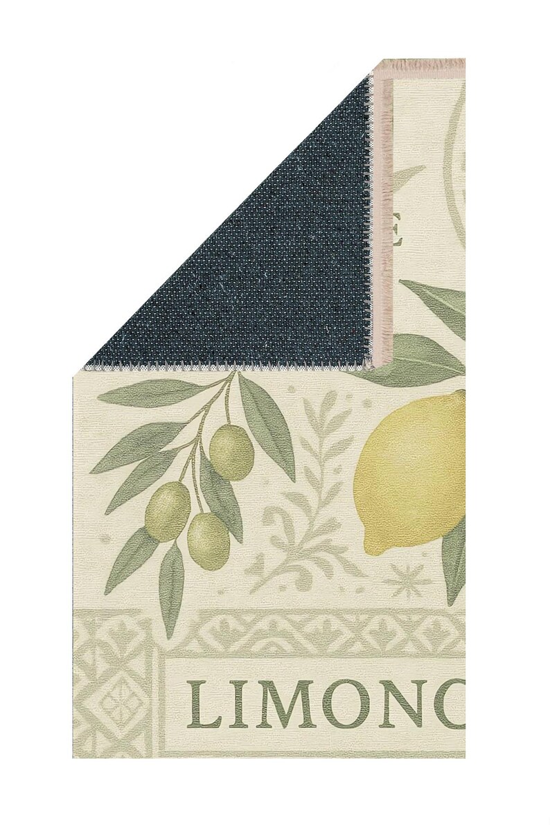 Pode incluir: Um tapete retangular com um design bot&acirc;nico com lim&otilde;es e azeitonas. O tapete tem um fundo creme com ilustra&ccedil;&otilde;es verdes e amarelas de frutas e folhas. A palavra "LIMONC" &eacute; vis&iacute;vel. A parte de tr&aacute;s do tapete &eacute; azul escuro.