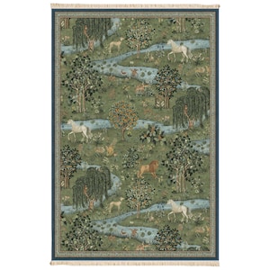 Op de afbeelding: Een rechthoekig vloerkleed met een gedetailleerde pastorale scène. Het vloerkleed heeft een groen en blauw kleurenpalet met afbeeldingen van bomen, een rivier en verschillende dieren, waaronder paarden en leeuwen. Het vloerkleed heeft een donkerblauwe rand en franjes.