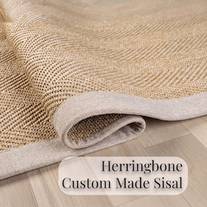 Tapis de passage en sisal à chevrons de taille personnalisée avec bordure faite main en tissu beige tissé à plat