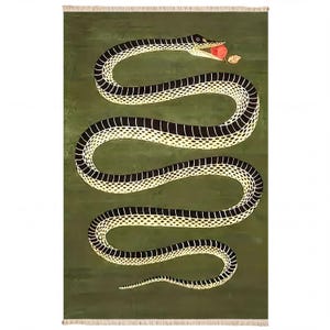 Alfombra con motivo de serpiente verde y un llamativo diseño surrealista de serpiente, alfombra con detalle de manzana roja.