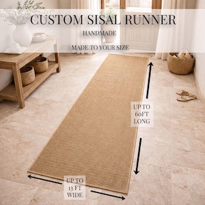 Op de afbeelding: Een rechthoekige, beige sisal loper met een geweven textuur. De tekst op de afbeelding luidt CUSTOM SISAL RUNNER, HANDMADE, MADE TO YOUR SIZE, UP TO 60FT LONG en UP TO 13 FT WIDE, met zwarte pijlen die de lengte en breedte aangeven.
