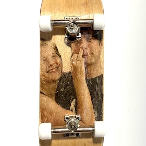 FINGERBEAR GREPBRÄDA 32 mm Komplett setup - Handgjord träskridsko - Boyfriend & Girlfriend Graphic