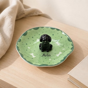 Anpassad grön benhundringsfat handgjord keramisk smyckesbricka svart hundfigur pilgrimsmusslorfat Arlo namn tass minnesgåva dekor heminredning