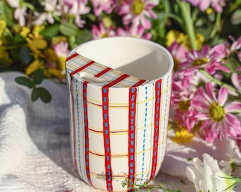 Rot karierter Keramik Reisebecher Handgemachter Becher Minimalist To-Go-Tasse Handbemalte Streifen Keramik Kaffeetasse Retro-Muster Individuelles einzigartiges Geschenk