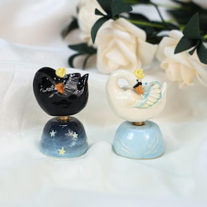 Ceramic Swan Cake Topper Handmade Rotating Crown Black Swan Figurine Miniature Dollhouse Decoration Perfect Romantic Swan Wedding Ornament