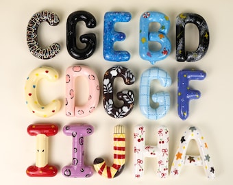 Benutzerdefinierte handbemalte Keramik Buchstaben personalisierte handgemachte bunte Wand Dekor Wort Kunst lebendige Brief Dekorationen Geburtstagsgeschenke Kinder