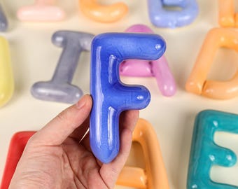 Handgemaakte aangepaste keramische ballonletters - Gepersonaliseerde woondecoratie, kunst aan de muur, cadeaus voor speciale gelegenheden, kleurrijke briefdecoraties