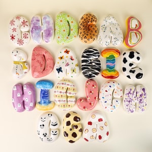Letras de cerámica estilo burbuja personalizadas, pintadas a mano, decoración de palabras personalizadas, regalo único, decoración de pared para el hogar, habitación infantil, fiesta.