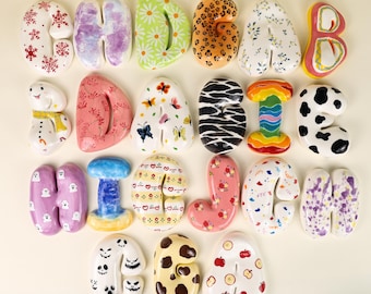 Benutzerdefinierte Bubble Style Keramik Buchstaben handgemalte personalisierte Wort Dekor Einzigartiges Geschenk Home Wand Anzeige Kinderzimmer Party Dekoration