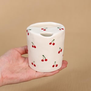 Handgjord keramisk körsbärsmugg Resemugg med röd körsbär Anpassad kaffemugg Perfekt för te Kaffepresenter till henne Anpassad unik keramisk keramikmugg Cherry