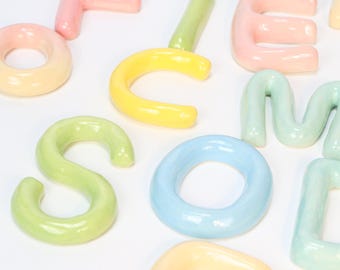 Benutzerdefinierte handgemachte Keramik Buchstaben Wanddekor Personalisierte Alphabet Name Wort Kunst 31 Farben Wahl Jeder Buchstabe separat erhältlich Home Geschenk