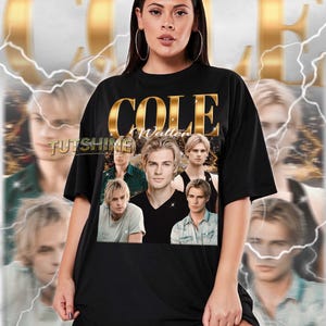 以下が含まれることがあります： 黒色のユニセックスTシャツ。金色の「COLE Waller」のデザインと男性の画像のコラージュが特徴です。「TUTSHINE」の文字も表示されています。Tシャツは通常サイズです。モデルは2XLを着用しています。
