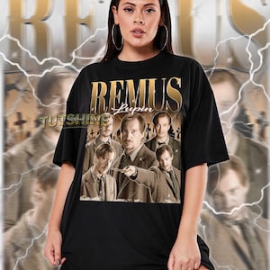 以下が含まれることがあります： 黒色のユニセックスTシャツ。金色の「Remus Lupin」のグラフィックとテキストが特徴です。ヴィンテージデザインで、グラフィックにはグループの人々が描かれています。「TUTSHINE」の文字も確認できます。