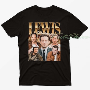Puede incluir: Camiseta negra con un diseño dorado con el nombre "LEWIS" y un collage de imágenes de Lewis Pullman. El diseño incluye múltiples retratos del actor en varias poses y atuendos.