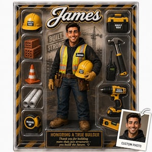 Könnte beinhalten: Eine personalisierte Actionfigur eines Bauarbeiters namens James in einer Verpackung. Das Set enthält einen gelben Schutzhelm, Ziegelsteine, einen Verkehrskegel, Baupläne, ein Maßband, einen Werkzeugkasten, einen Hammer, ein Funkgerät, eine Bohrmaschine und eine Wasserwaage.