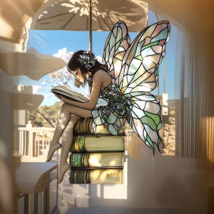 Lesefee auf Büchern ACRYL Faux Glasmalerei Suncatcher Fenster hängen literarisches Dekor Geschenk für WomenHanging