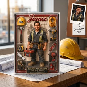 Puede incluir: Un set de figura de acción personalizada en una caja de exhibición con un trabajador de la construcción, casco amarillo, martillo, cinta métrica, taladro, nivel, pistola de clavos, caja de herramientas y guantes. Incluye el texto James, Built Strong.