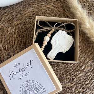 Geschenk zur Taufe, Kommunion oder Konfirmation | religiöser Schlüsselanhänger mit Name & Datum | personalisierte Geschenkbox