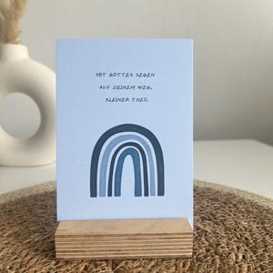 Segenskarte zur Geburt “Mit Gottes Segen” | Taufkarte Junge | Karte zur Taufe | Minimalistische Babykarte mit Regenbogen | Blau | Christlich