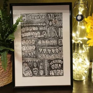 Disegno personalizzato di uno scaffale traballante: regalo unico su misura con nomi, date, hobby e altro ancora.