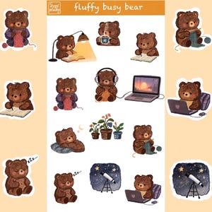 Könnte beinhalten: Ein Stickerbogen mit dem Titel fluffy busy bear, der verschiedene Illustrationen von braunen Bären zeigt, die stricken, lesen, einen Laptop benutzen, schlafen oder mit einem Teleskop Sterne beobachten, ergänzt durch Topfpflanzen und Zubehör.