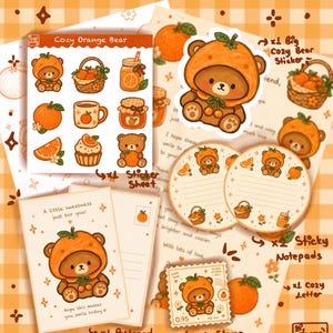 Op de afbeelding: Een briefpapierset getiteld Cozy Orange Snail Mail met een stickervel, een grote berensticker, twee ronde memoblokjes, een ansichtkaart met de tekst A little sweetness just for you en een postzegelsticker, allemaal versierd met illustraties van beren en sinaasappels.