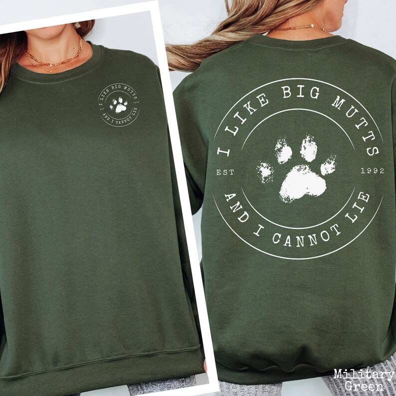 K&ouml;nnte beinhalten: Ein olivgr&uuml;ner Rundhals-Pullover mit einem wei&szlig;en Aufdruck auf der linken Brust und einer gr&ouml;&szlig;eren Version auf der R&uuml;ckseite. Das Motiv ist ein kreisf&ouml;rmiges Emblem mit einem Pfotenabdruck und dem Text I LIKE BIG MUTTS AND I CANNOT LIE.