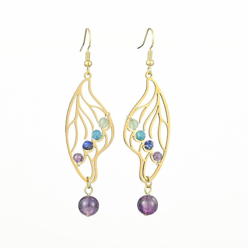 Puede incluir: Pendientes de oro con un delicado dise&ntilde;o en forma de hoja. Los pendientes presentan una variedad de piedras preciosas de colores, incluyendo azul, verde y morado.