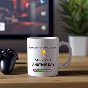 Logro desbloqueado. Sobrevivió otro día. taza, regalo de jugador, taza de juego, tazas divertidas, taza de café, regalos divertidos, regalo de Navidad, regalo de cumpleaños