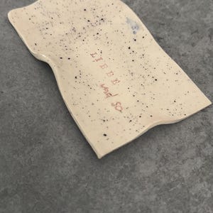 Für immer gesagt - Brief „Liebe und so“ aus weißem Ton, handgeschrieben und handgemacht.
