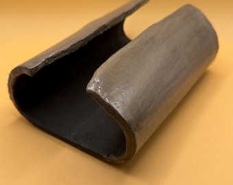 Tissue Holder “black coffee” made of black clay, beige glazed, handmade