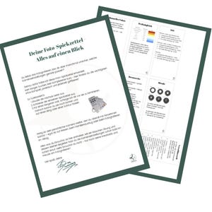 Puede incluir: Dos hojas de trucos de fotografía impresas con bordes verdes. El texto de la hoja izquierda dice "Tu hoja de trucos de fotos - Todo de un vistazo" en alemán. La hoja derecha tiene información de configuración de fotografía. Las hojas están diseñadas para ayudar a los fotógrafos.