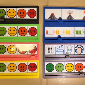 Könnte beinhalten: Ein Satz von vier Stimmungs- und Aktivitäts-Schiebereglern. Die oberen drei Schieberegler zeigen Smiley-Gesichter von glücklich bis wütend. Der untere Schieberegler zeigt Symbole für Vulkane, Batterielebensdauer und tägliche Aktivitäten. bunte herbstkinder, Skala, Launometer, Gefühlsuhr, Gefühle in Farben, Social battery, Gefühlsbarometer, 3D Druck, Emotionen, grün, blau, pink, gelb