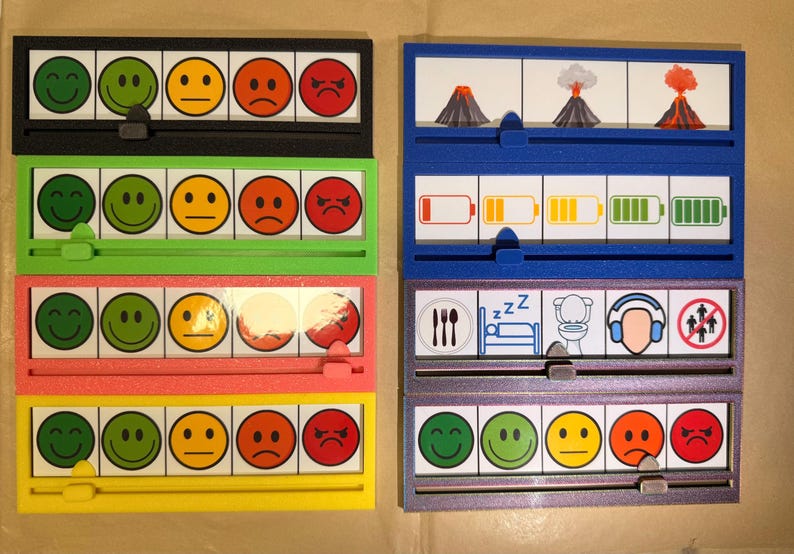 Könnte beinhalten: Ein Satz von vier Stimmungs- und Aktivitäts-Schiebereglern. Die oberen drei Schieberegler zeigen Smiley-Gesichter von glücklich bis wütend. Der untere Schieberegler zeigt Symbole für Vulkane, Batterielebensdauer und tägliche Aktivitäten. bunte herbstkinder, Skala, Launometer, Gefühlsuhr, Gefühle in Farben, Social battery, Gefühlsbarometer, 3D Druck, Emotionen, grün, blau, pink, gelb