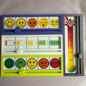 Könnte beinhalten: Ein mehrfarbiges Stimmungs- und Energieniveau-Anzeigespielzeug. Das Spielzeug verfügt über Schiebefelder mit Emoji-Gesichtern, Akku-Symbolen und einer thermometerartigen Anzeige. Die Anzeige hat einen Rot-Gelb-Verlauf mit dem Wort "entspannt" unten. bunte herbstkinder, Skala, Launometer, Gefühlsuhr, Gefühle in Farben, Social battery, Gefühlsbarometer, 3D Druck, Emotionen, grün, weiß, lila