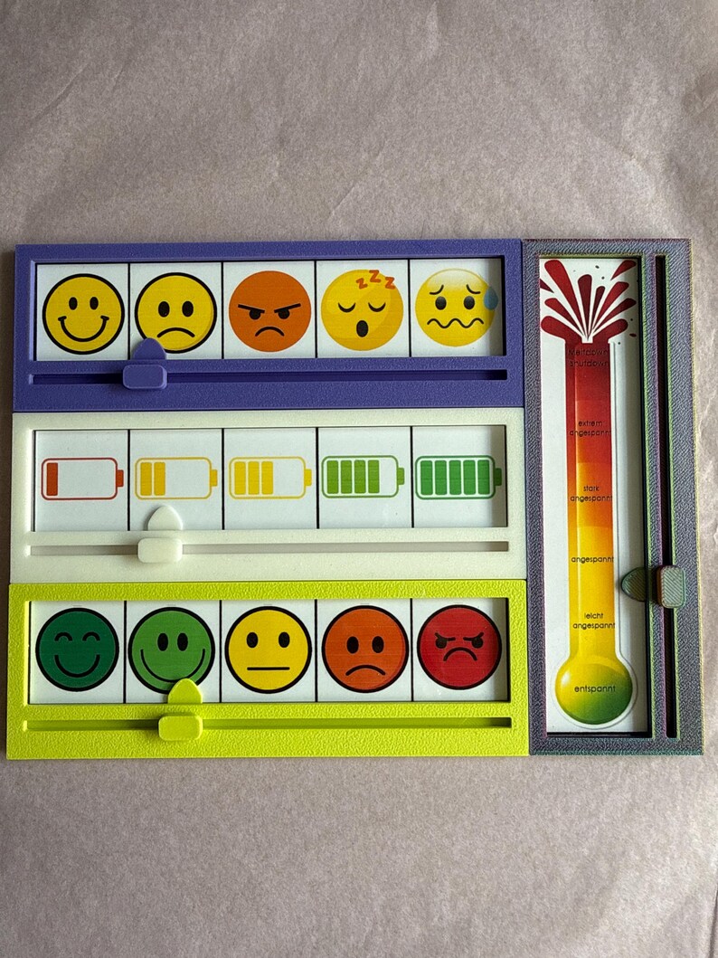 Könnte beinhalten: Ein mehrfarbiges Stimmungs- und Energieniveau-Anzeigespielzeug. Das Spielzeug verfügt über Schiebefelder mit Emoji-Gesichtern, Akku-Symbolen und einer thermometerartigen Anzeige. Die Anzeige hat einen Rot-Gelb-Verlauf mit dem Wort "entspannt" unten. bunte herbstkinder, Skala, Launometer, Gefühlsuhr, Gefühle in Farben, Social battery, Gefühlsbarometer, 3D Druck, Emotionen, grün, weiß, lila