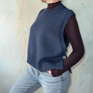 Chaleco de lana de alpaca hecho a mano: jersey de punto índigo para mujer