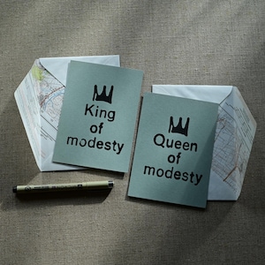 Cartes Reine et Roi de modestie avec enveloppe