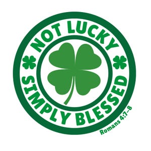 Puede incluir: Gráfico circular verde y blanco con un trébol de cuatro hojas en el centro. Las palabras "NOT LUCKY" y "SIMPLY BLESSED" están en verde alrededor del trébol. El versículo bíblico "Romanos 4:7-8" está en la parte inferior.