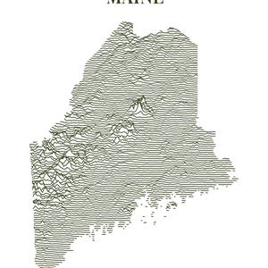Könnte beinhalten: Eine Linienkunst-Illustration des Bundesstaates Maine. Die Illustration besteht aus Hunderten von dünnen, horizontalen Linien, die einen topografischen Effekt erzeugen. Das Wort "MAINE" ist in Großbuchstaben über der Illustration geschrieben.