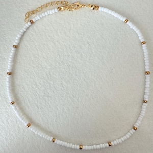 Colar gargantilha artesanal com miçangas brancas e douradas