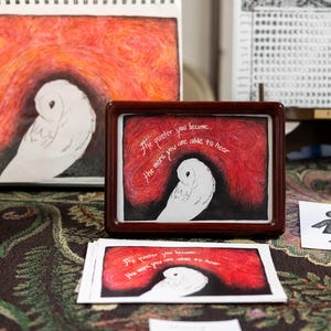 Stampa di barbagianni disegnata a mano / "Più diventi silenzioso, più riesci a sentire" / Decorazione ispiratrice della fauna selvatica