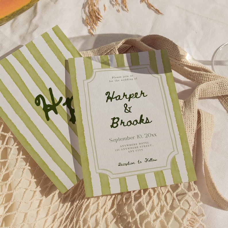 K&ouml;nnte beinhalten: Zwei Hochzeitseinladungen mit gr&uuml;n-wei&szlig;en Streifen. Eine Einladung zeigt den Buchstaben "H" in gr&uuml;ner Schrift. Die andere Einladung hat den Text "Harper & Brooks" und Hochzeitsdetails. Die Einladungen liegen auf einer beigen Oberfl&auml;che.
