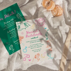 Pode incluir: Um convite de despedida de solteira rosa claro e branco com ilustra&ccedil;&otilde;es coloridas de uma bola de discoteca, &oacute;culos de sol, um anel e ta&ccedil;as de vinho. O texto do convite diz "Hannah's Bachelorette Weekend" e inclui a data, o local e as informa&ccedil;&otilde;es de RSVP.