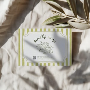 K&ouml;nnte beinhalten: Einladungskarte mit hellgr&uuml;nen und wei&szlig;en Streifen. Der Text "kindly rsvp" ist handschriftlich geschrieben, mit einer floralen Illustration darunter. Ein QR-Code und eine Website-Adresse sind ebenfalls enthalten.
