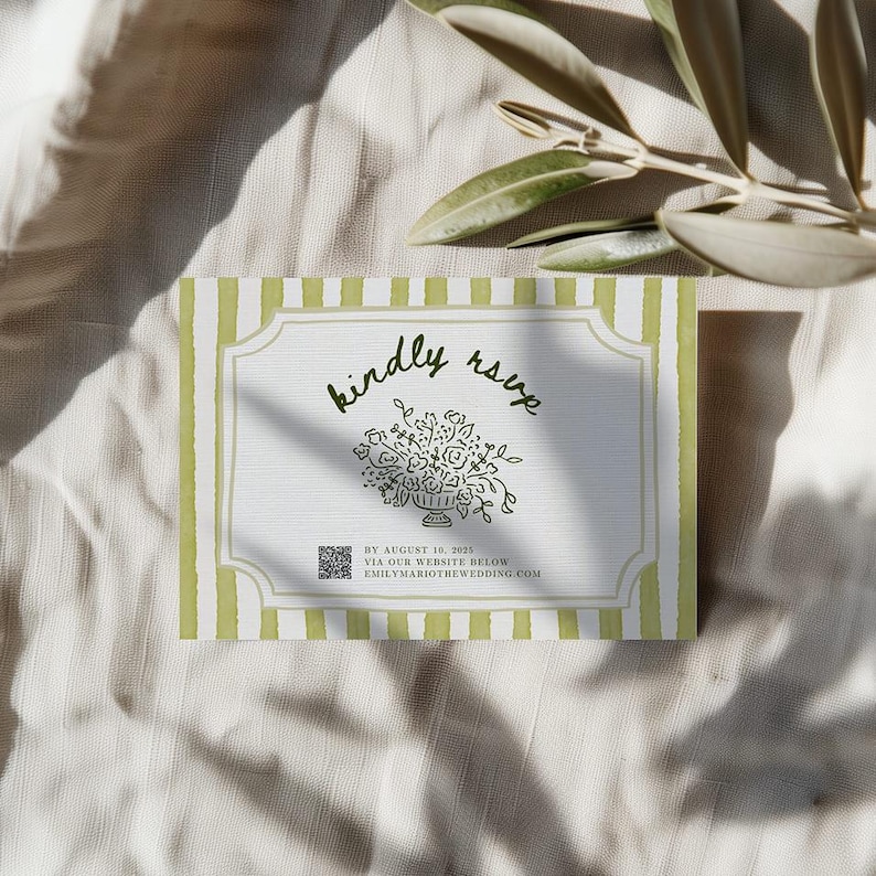K&ouml;nnte beinhalten: Einladungskarte mit hellgr&uuml;nen und wei&szlig;en Streifen. Der Text "kindly rsvp" ist handschriftlich geschrieben, mit einer floralen Illustration darunter. Ein QR-Code und eine Website-Adresse sind ebenfalls enthalten.
