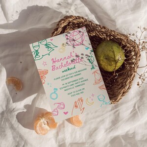 Pode incluir: Um convite colorido para um fim de semana de despedida de solteira celebrando Hannah. O convite apresenta uma bola de discoteca rosa, um copo de coquetel verde, um anel, &oacute;culos de sol e uma m&atilde;o com um anel. O texto do convite diz "Hannah's Bachelorette weekend" e inclui a data, o local e as informa&ccedil;&otilde;es de RSVP.